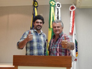 Neguita e Magrão concedem honraria ao Sr. Alcides Serafim