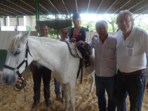 Neguita Torres e Gerson do Gás conheceram de perto o trabalho desenvolvido pelo Centro de Equoterapia de Jaguariúna