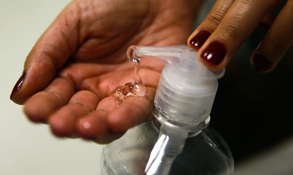 Álcool gel: se falsificado, não use; se legalizado, use com cuidado