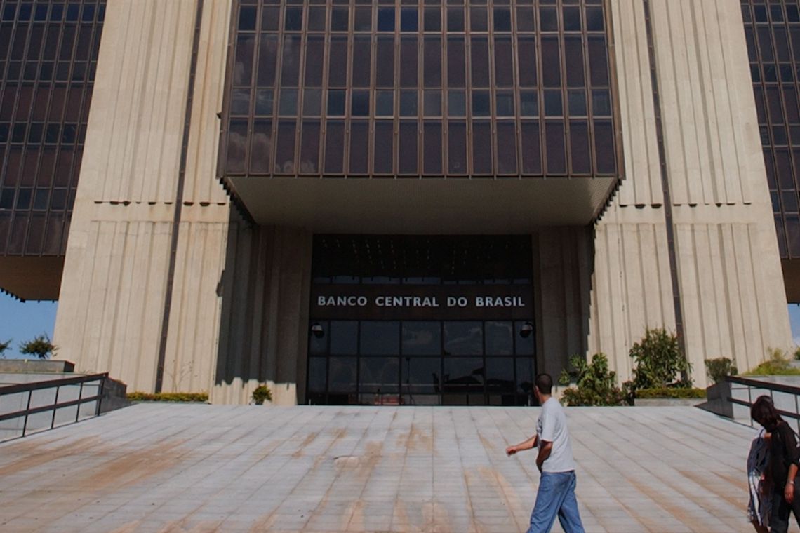 Resolução do BC determina que bancos não podem deixar de atender presencialmente