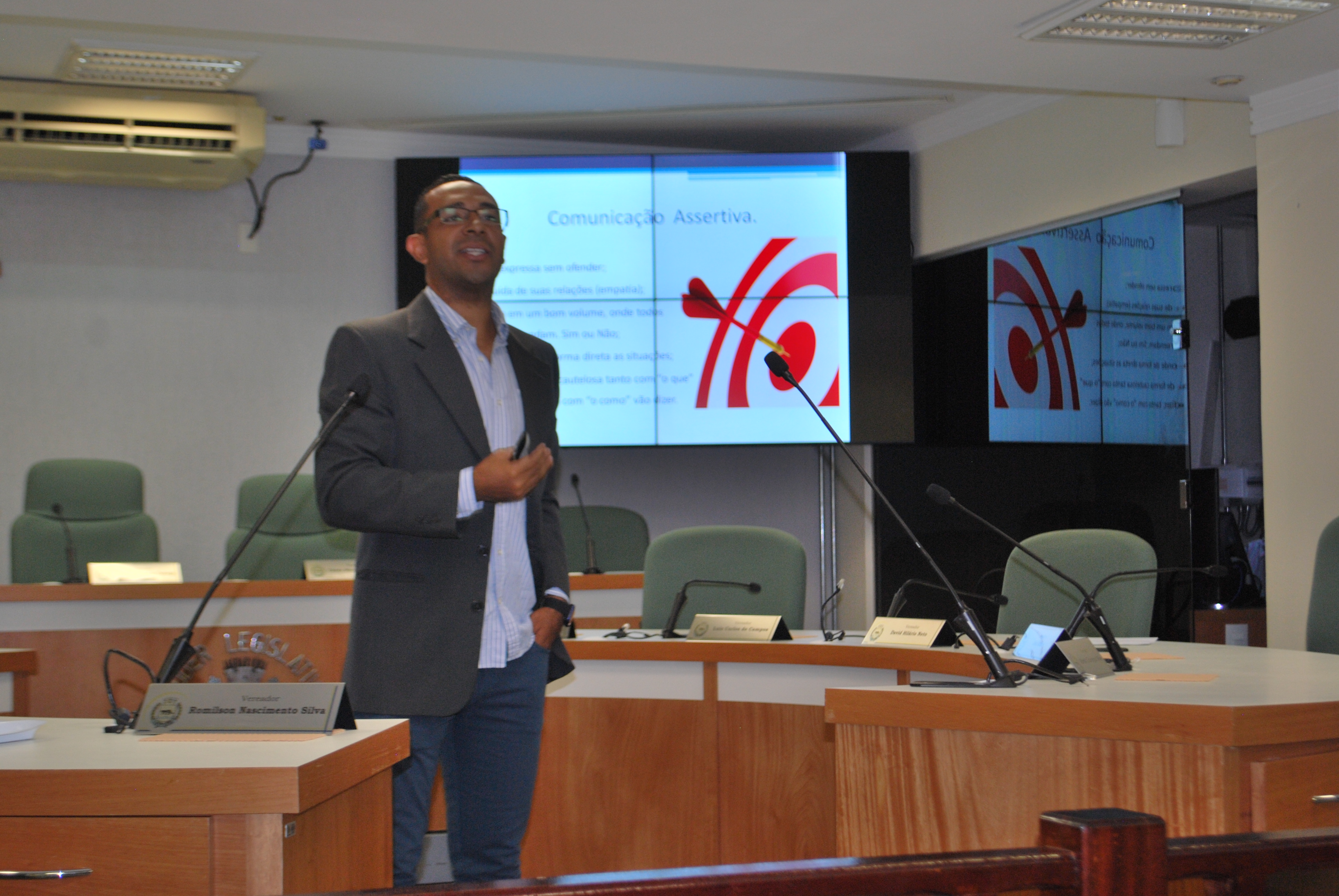 Palestra "Estilos de Comunicação", no Projeto Câmara Cidadania, atrai dezenas de pessoas ao plenário