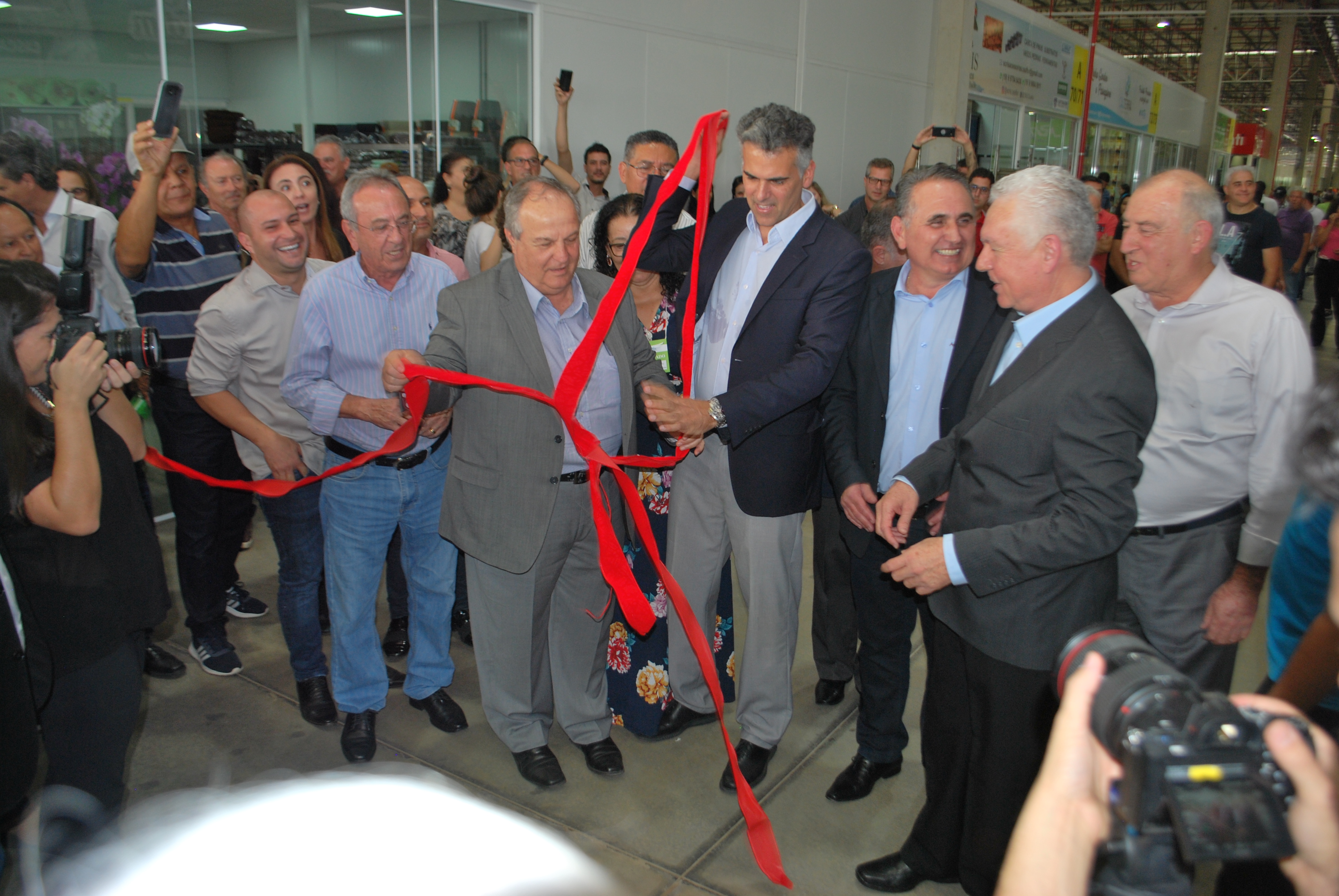 Vereadores de Jaguariúna participam de inauguração do Mercado de Flores Ceaflor