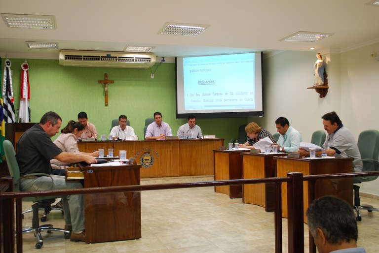 Karina apresenta projeto que concede título de cidadão ao Pe. Charles