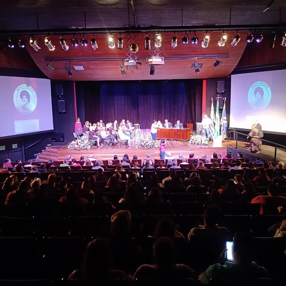 Muita emoção marcou a entrega da “Medalha Adna Hossri Faria”, no Teatro Dona Zenaide