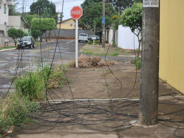 Promulgada a lei que que obriga concessionárias de serviços públicos a promover regularização e retirada de fios inutilizados nos espaços públicos