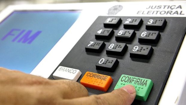 Congresso promulga emenda que adia eleições municipais para novembro