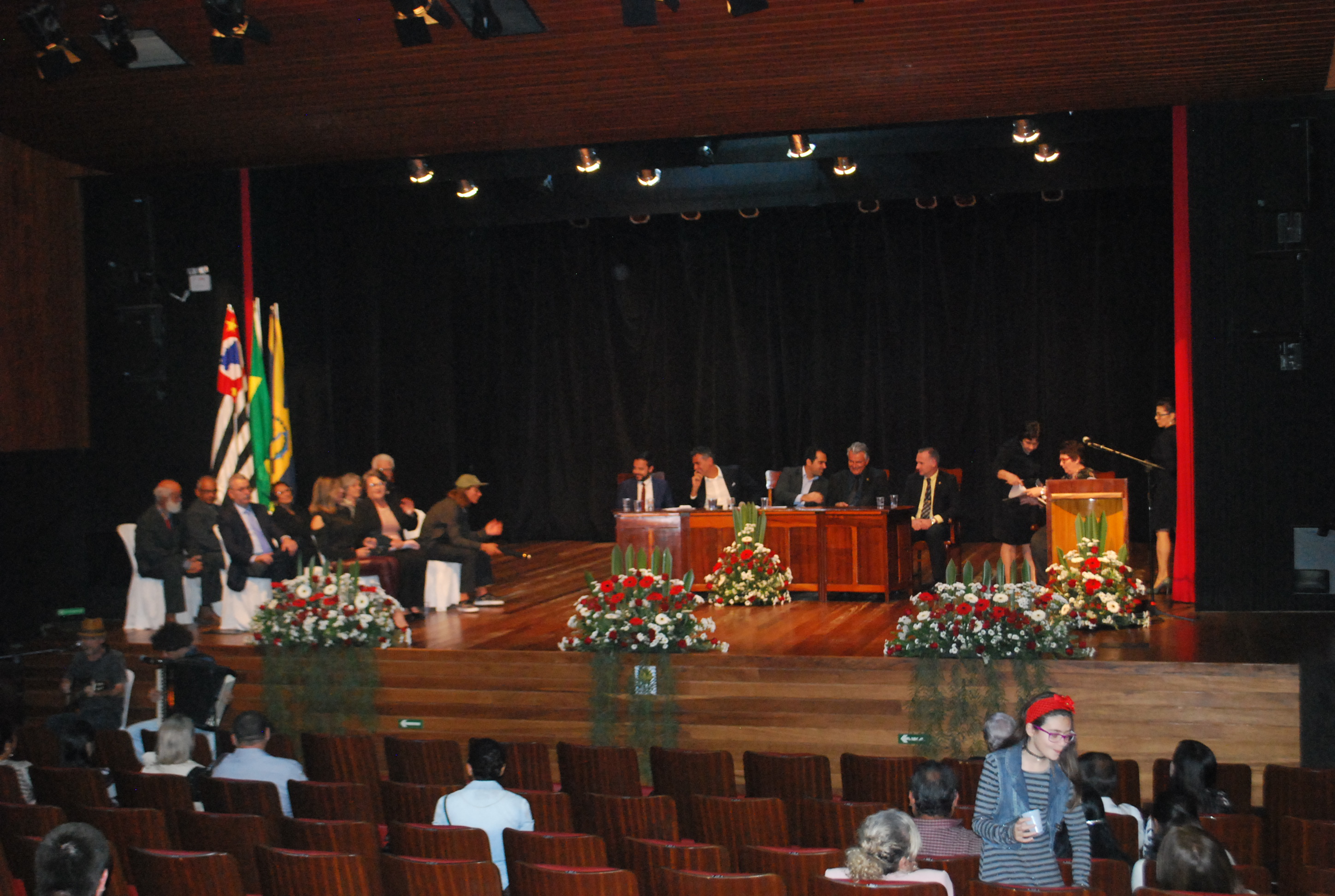 Sessão solene para entrega de 12 títulos de cidadania e um Diploma do Mérito Desportivo e Cultural acontece nesta quarta-feira (05) no Teatro Dona Zenaide