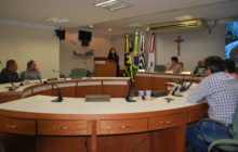 Secretária de Administração e Finanças apresenta dados financeiros do município durante Audiência Pública na Câmara