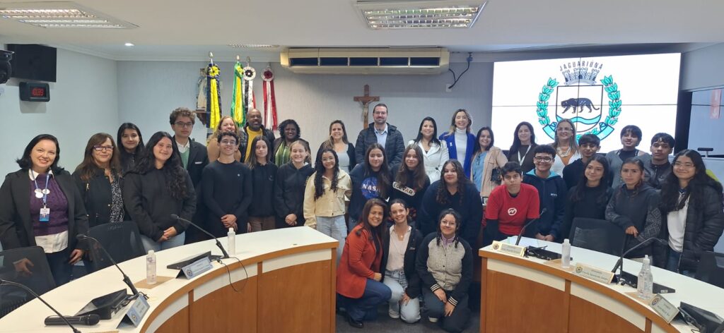 Estudantes do Parlamento Jovem visitam a Câmara; posse ocorre na próxima semana
